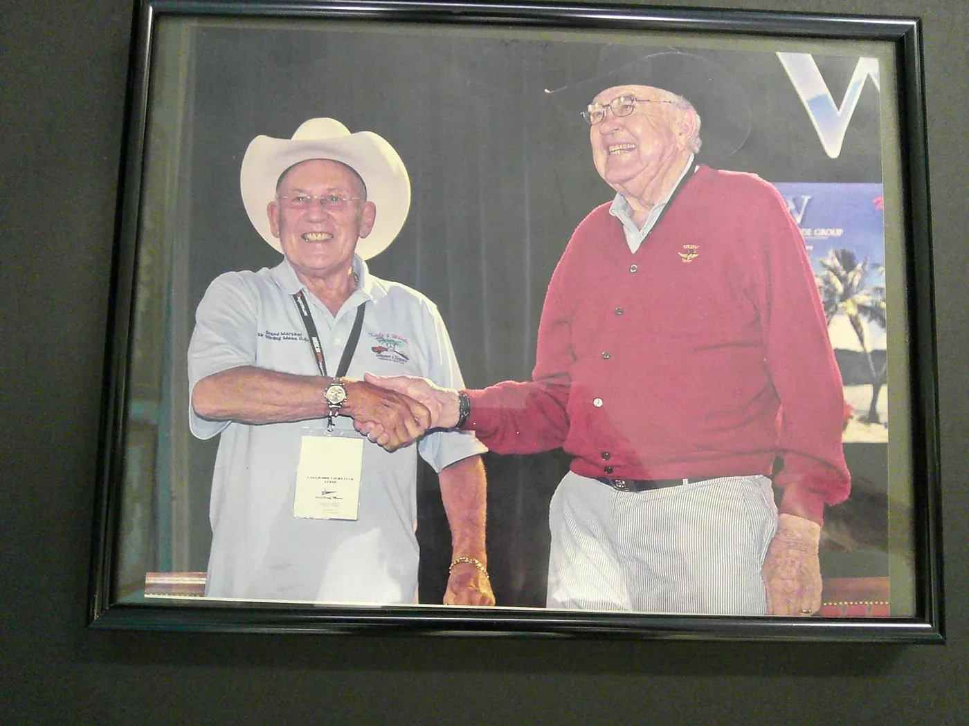 Sir Stirling Moss and Carroll Shelby shaking hands at the 2007 Keels & Wheels Concours d'Elegance.